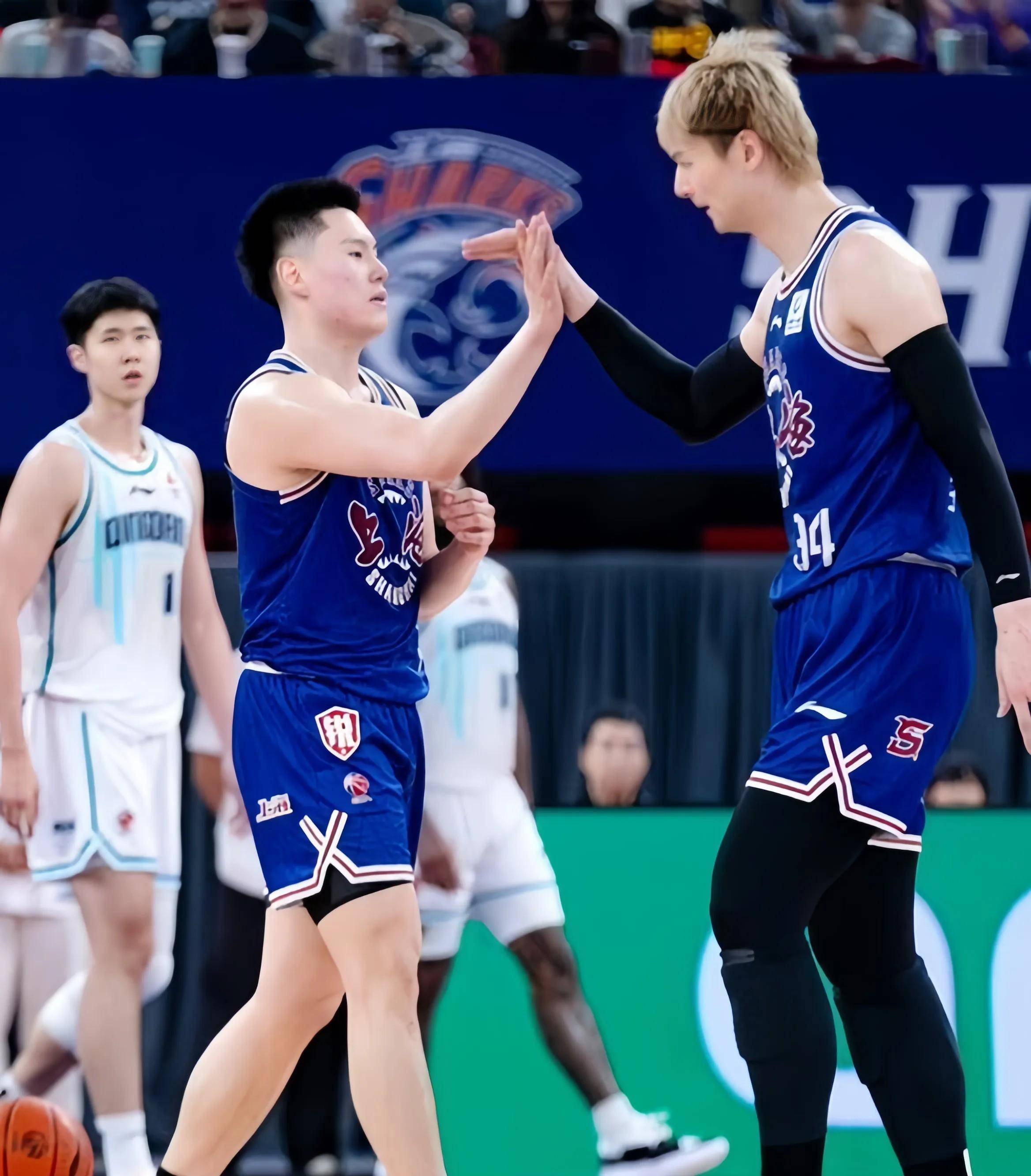 关于李弘权在常规赛中多次命中关键三分，帮助上海久事取胜的信息
